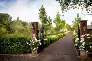 oprijlaan met bloemrijke borders vanaf de straat tot aan de woning welke een exclusieve tuin omlijsten in Oudewater maar ook tuinontwerp in Bodegraven en Benschop kan als tuinaanleg gerealiseerd worden volgens onze tuinarchitect