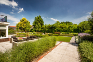 strakke vlakverdeling in een tuin voor zien van borders en sierbestrating. Hierin is zeker tuinverlichting opgenomen als geheel in Woerden. Het terras en de zithoek maken het geheel af als droomtuin na een tuinrenovatie