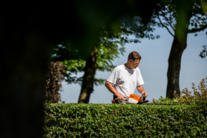 Hoveniers bedrijf brand, tuinontwerp, tuinaanleg, tuinonderhoud, bestrating.