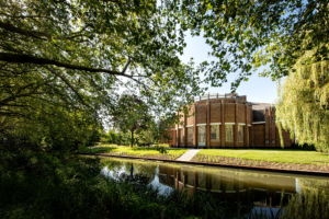 groenvoorziening voor bedrijven en instellingen alsmede tuinonderhoud voor de borders met vaste planten en struiken voor bedrijven die graag groene elementen aan hun bedrijfspand toe willen voegen zoals bij Jan Snel te Oudewater